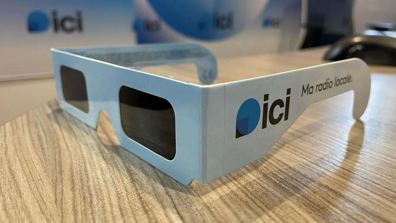 Distribution gratuite de lunettes spéciales éclipse solaire par les radios ICI (ici.fr)