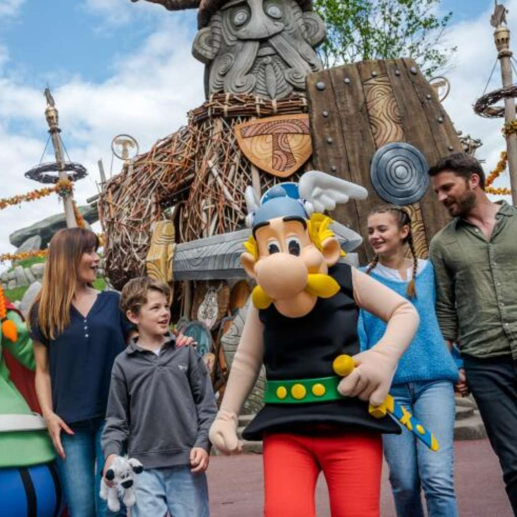 Séjour Parc Asterix - Billets pour 4 pour un jour de parc + Une nuit à l'hôtel Les Trois Hiboux + Petit déj + Parking - Septembre (67€/pers)